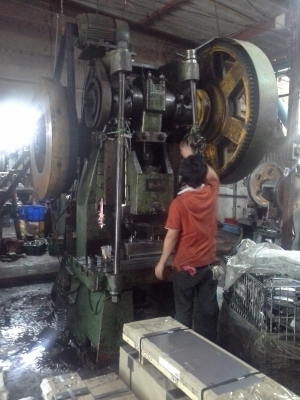 เครื่องปั๊ม 150 ตัน เดินเฟือง พร้อมใช้งาน ยังใช้ปั๊มงานอยู่ประจำ ราคานี้รวมค่ารถเครนยก ขนย้าย และ ติดตั้งให้ทั้งหมดแล้วครับ เครื่องปั๊ม 150 ตัน เดินเฟือง พร้อมใช้งาน ยังใช้ปั๊มงานอยู่ประจำ ราคานี้รวมค่ารถเครนยก ขนย้าย และ ติดตั้งให้ทั้งหมดแล้วครับ