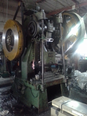 เครื่องปั๊ม 150 ตัน เดินเฟือง พร้อมใช้งาน ยังใช้ปั๊มงานอยู่ประจำ ราคานี้รวมค่ารถเครนยก ขนย้าย และ ติดตั้งให้ทั้งหมดแล้วครับ เครื่องปั๊ม 150 ตัน เดินเฟือง พร้อมใช้งาน ยังใช้ปั๊มงานอยู่ประจำ ราคานี้รวมค่ารถเครนยก ขนย้าย และ ติดตั้งให้ทั้งหมดแล้วครับ