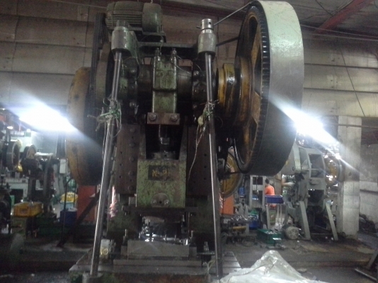 เครื่องปั๊ม 150 ตัน เดินเฟือง พร้อมใช้งาน ยังใช้ปั๊มงานอยู่ประจำ ราคานี้รวมค่ารถเครนยก ขนย้าย และ ติดตั้งให้ทั้งหมดแล้วครับ เครื่องปั๊ม 150 ตัน เดินเฟือง พร้อมใช้งาน ยังใช้ปั๊มงานอยู่ประจำ ราคานี้รวมค่ารถเครนยก ขนย้าย และ ติดตั้งให้ทั้งหมดแล้วครับ