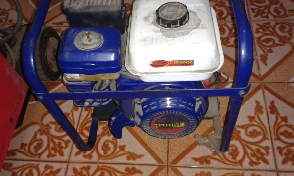 ขายเครื่องปั่นไฟฟ้า 2 รุ่น 2 เครื่อง 12000