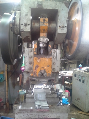 เครื่องปั๊ม 80 ตัน เก็กม๊อ รุ่นร้อยเพลา พร้อมใช้งาน ยังใช้งานอยู่ประจำ