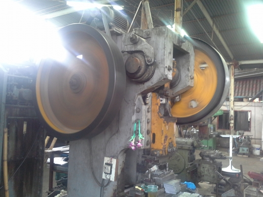 เครื่องปั๊ม 80 ตัน เก็กม๊อ รุ่นร้อยเพลา พร้อมใช้งาน ยังใช้งานอยู่ประจำ