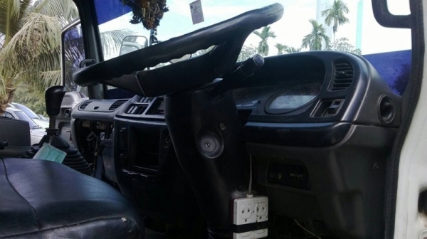 รถอีซูซุ 6 ล้อ รั้ว ( ไม่ดั้ม )  FTR  200 แรงม้า.  ปี 46 สนใจติดต่อ 081 - 6079515