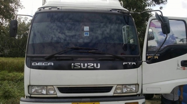 รถอีซูซุ 6 ล้อ รั้ว ( ไม่ดั้ม )  FTR  200 แรงม้า.  ปี 46 สนใจติดต่อ 081 - 6079515