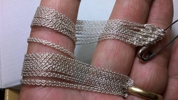 สร้อยเงินเส้นเล็กๆ 6 เส้น