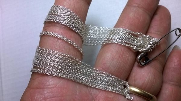 สร้อยเงินเส้นเล็กๆ 6 เส้น