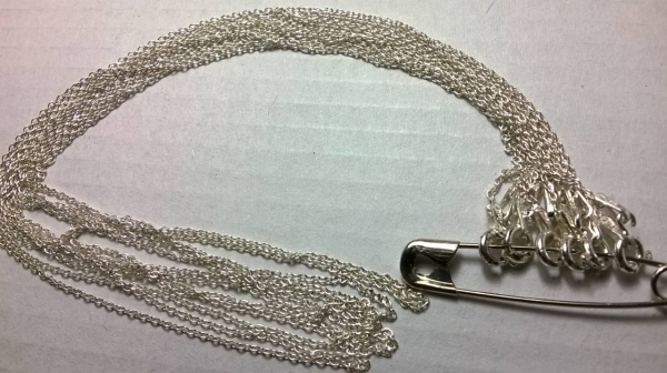 สร้อยเงินเส้นเล็กๆ 6 เส้น