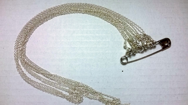 สร้อยเงินเส้นเล็กๆ 6 เส้น