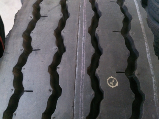 ขายยางถอดป้ายแดง บริสโตน 1000-20 ปลายปี12 (ตุ่มสีอยู่ครบ) จำนวน 14 เส้น เส้นละ6900