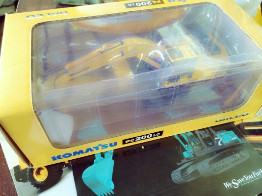 KOMATSU PC200-8