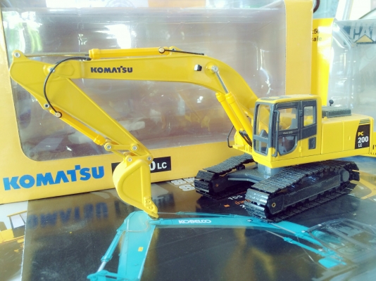 KOMATSU PC200-8