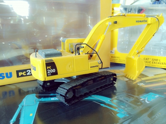 KOMATSU PC200-8