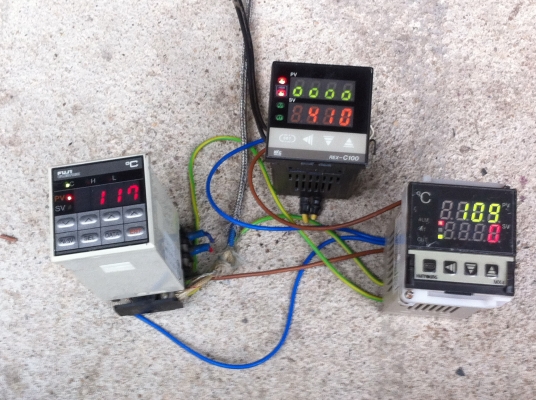 เครื่องวัดและควบคุมอุณหภูมิ FUJI ผลิต ญี่ปุ่น ใช้ไฟได้ตั้งแต่ 85 - 265 V. ควมคุมอุณหภูมิไม่ให้เกินจากที่ตั้งไว้ เครื่องวัดและควบคุมอุณหภูมิ FUJI ผลิต ญี่ปุ่น ใช้ไฟได้ตั้งแต่ 85 - 265 V. ควมคุมอุณหภูมิไม่ให้เกินจากที่ตั้งไว้