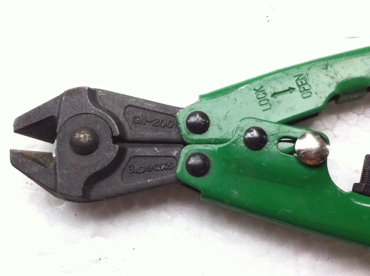 คีมตัดPEAKS จากญี่ปุ่นมีจุดช่วยผ่อนแรงในการตัด สามารถล็อกปาก ด้ามสี่เขียว ตั้งระยะการตัดได้