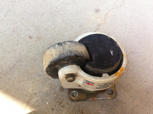 ล้อยี้ห้อ FOOT MASTER ขนาดเฉพาะตัวล้อ 3 นิ้ว ใส่เครื่อง โต๊ะ หรือชิ้นงานอื่นที่ต้องรับน้ำหนักมากๆ