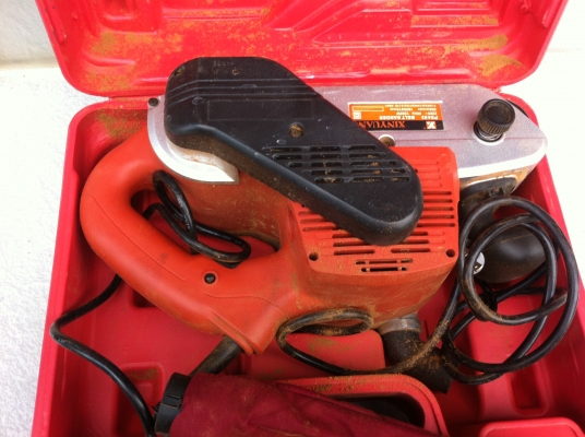 เครื่องขัดกระดาษทราย 4 นิ้ว ยี่ห้อ XINYUAN อุปกรณ์ครบชุดในกล่องพลาสติก สภาพสวยพร้อมใช้งาน