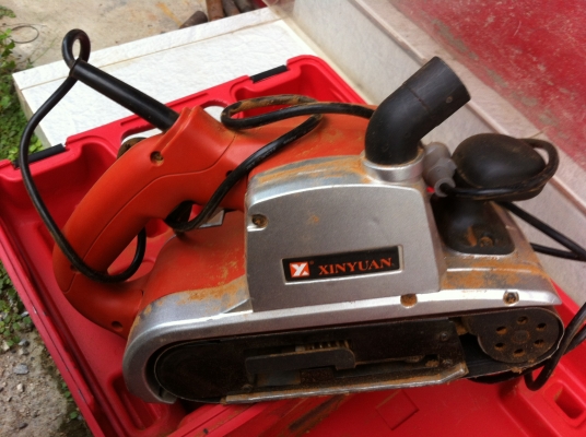 เครื่องขัดกระดาษทราย 4 นิ้ว ยี่ห้อ XINYUAN อุปกรณ์ครบชุดในกล่องพลาสติก สภาพสวยพร้อมใช้งาน