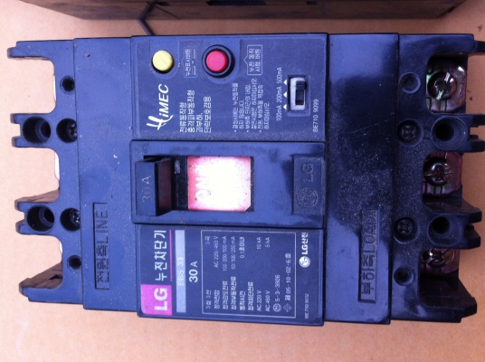 เบรกเกอร์ตัดต่อวงจรไฟฟ้าผลิตจากญี่ปุ่นแท้ใช้งานมาน้อย มีหลายรุ่นหลายแบบ มี 1 เฟสและ 3 เฟส มีระบบป้องการไฟรั่วและอื่นๆ