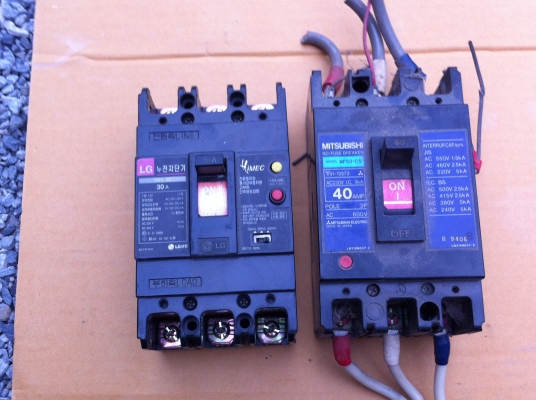 เบรกเกอร์ตัดต่อวงจรไฟฟ้าผลิตจากญี่ปุ่นแท้ใช้งานมาน้อย มีหลายรุ่นหลายแบบ มี 1 เฟสและ 3 เฟส มีระบบป้องการไฟรั่วและอื่นๆ