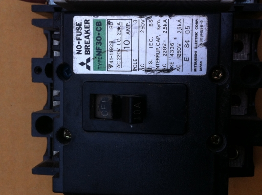 เบรกเกอร์ตัดต่อวงจรไฟฟ้าผลิตจากญี่ปุ่นแท้ใช้งานมาน้อย มีหลายรุ่นหลายแบบ มี 1 เฟสและ 3 เฟส มีระบบป้องการไฟรั่วและอื่นๆ