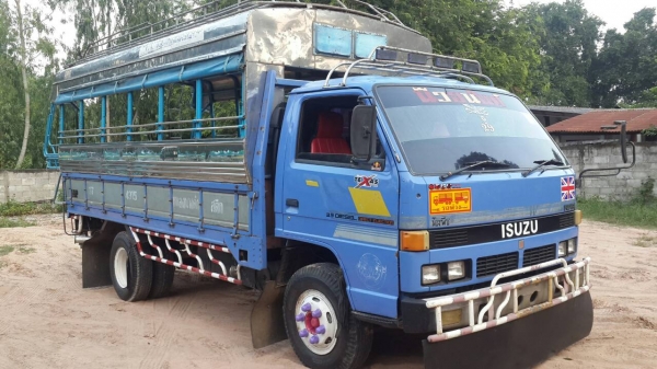 ขาย6ล้อ โดยสาร อีซูซุNPR115 เกียร์สั้นแท้ เครื่องดี แชชซีสวย หลังคาสแตนเลส เครื่องเสียงชุดใหญ่ ทะเบียนเต็ม พร้อมวิ่งใช้งาน