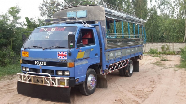 ขาย6ล้อ โดยสาร อีซูซุNPR115 เกียร์สั้นแท้ เครื่องดี แชชซีสวย หลังคาสแตนเลส เครื่องเสียงชุดใหญ่ ทะเบียนเต็ม พร้อมวิ่งใช้งาน