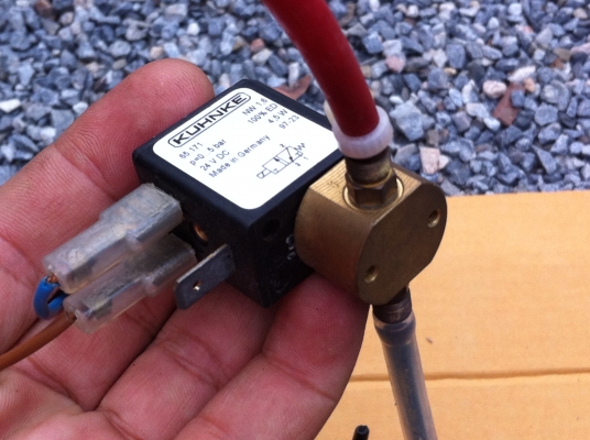 วาล์วลม 3/2 ควมคุมด้วยไฟฟ้า จากเยรมัน KUHNKE ใช้ไฟ DC 24 V.