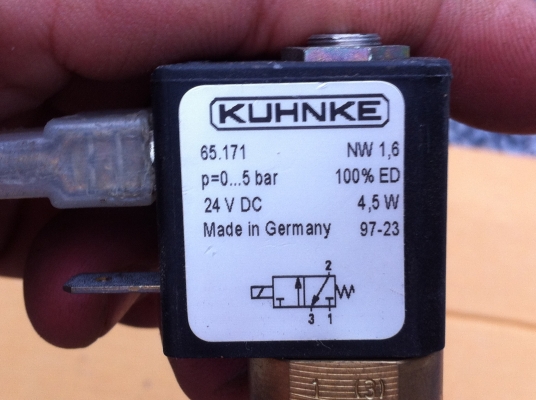 วาล์วลม 3/2 ควมคุมด้วยไฟฟ้า จากเยรมัน KUHNKE ใช้ไฟ DC 24 V.