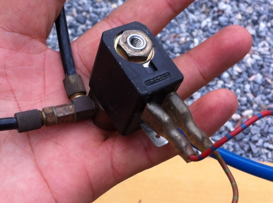 วาล์วลม 3/2 ควมคุมด้วยไฟฟ้า จากเยรมัน KUHNKE ใช้ไฟ DC 24 V.