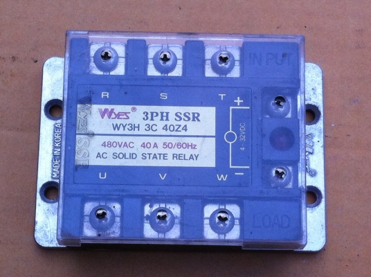 โซลิดสเตตรีเลย์ 3 เฟส ยี้ห้อ Wyes ขนาด 40 A.ใช้้ไฟ DC 3-32 V. มาคุมการจ่ายไฟ