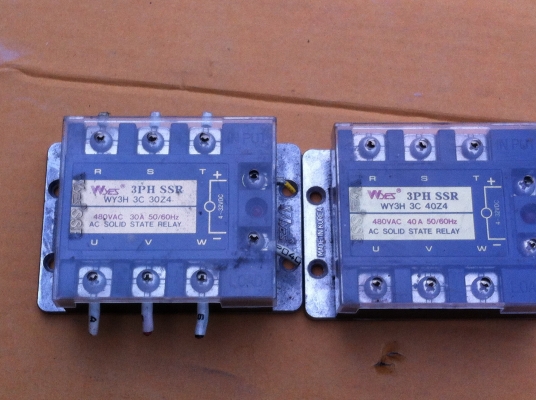 โซลิดสเตตรีเลย์ 3 เฟส ยี้ห้อ Wyes ขนาด 40 A.ใช้้ไฟ DC 3-32 V. มาคุมการจ่ายไฟ