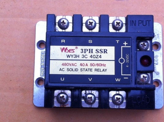 โซลิดสเตตรีเลย์ 3 เฟส ยี้ห้อ Wyes ขนาด 40 A.ใช้้ไฟ DC 3-32 V. มาคุมการจ่ายไฟ