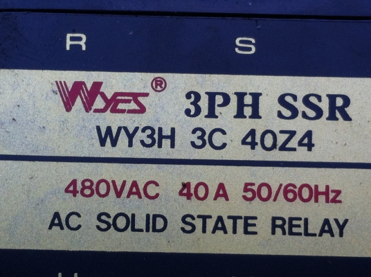 โซลิดสเตตรีเลย์ 3 เฟส ยี้ห้อ Wyes ขนาด 40 A.ใช้้ไฟ DC 3-32 V. มาคุมการจ่ายไฟ