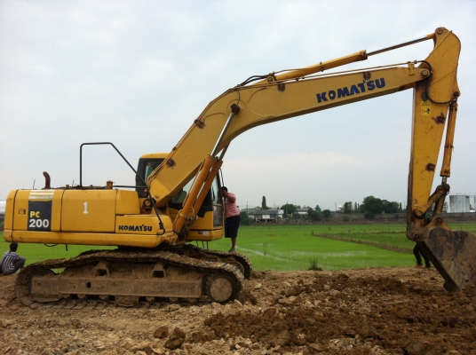 ขายรถแบคโค KOMATSU PC200-7 ไฟฟ้าเต็ม เอกสารอิมวอย จัดแน้นได้ ราคา1680000  ต่อรอง