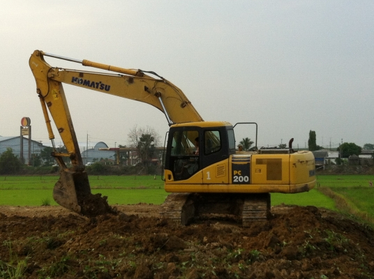 ขายรถแบคโค KOMATSU PC200-7 ไฟฟ้าเต็ม เอกสารอิมวอย จัดแน้นได้ ราคา1680000  ต่อรอง