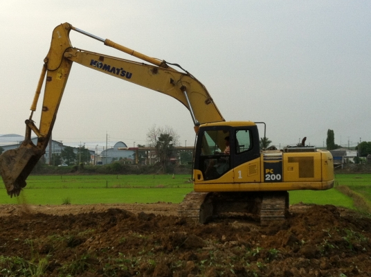 ขายรถแบคโค KOMATSU PC200-7 ไฟฟ้าเต็ม เอกสารอิมวอย จัดแน้นได้ ราคา1680000  ต่อรอง