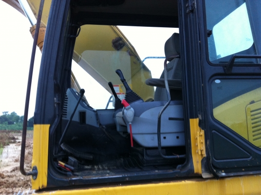 ขายรถแบคโค KOMATSU PC200-7 ไฟฟ้าเต็ม เอกสารอิมวอย จัดแน้นได้ ราคา1680000  ต่อรอง