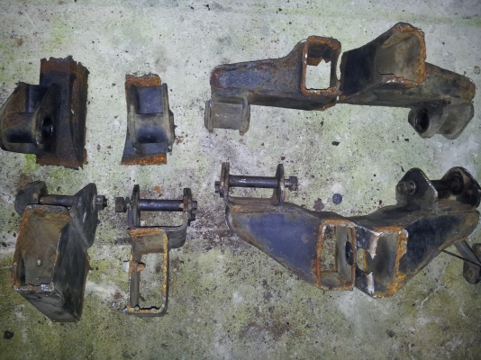 เต้าแหนบจิ๊ปมิตซูตัดแซสซีมา ครับ สำหรับที่จะวางแหนบใหม่  สะดวกกว่า เลาะไปใส่ได้เลยครับ cj 3b  cj5 cj6