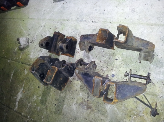 เต้าแหนบจิ๊ปมิตซูตัดแซสซีมา ครับ สำหรับที่จะวางแหนบใหม่  สะดวกกว่า เลาะไปใส่ได้เลยครับ cj 3b  cj5 cj6