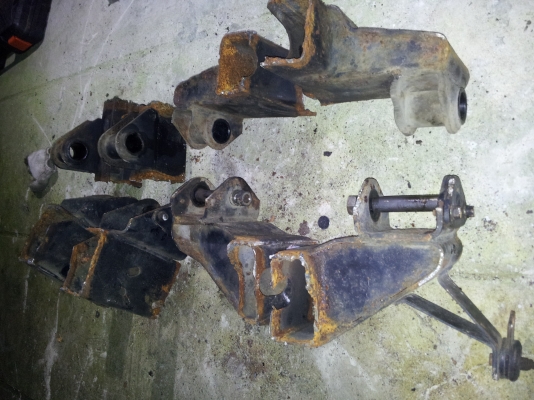 เต้าแหนบจิ๊ปมิตซูตัดแซสซีมา ครับ สำหรับที่จะวางแหนบใหม่  สะดวกกว่า เลาะไปใส่ได้เลยครับ cj 3b  cj5 cj6