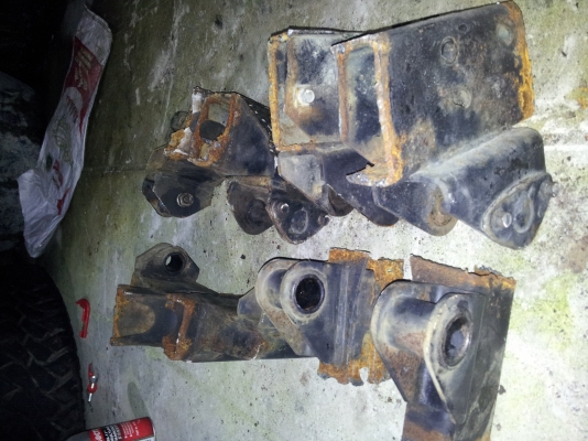 เต้าแหนบจิ๊ปมิตซูตัดแซสซีมา ครับ สำหรับที่จะวางแหนบใหม่  สะดวกกว่า เลาะไปใส่ได้เลยครับ cj 3b  cj5 cj6