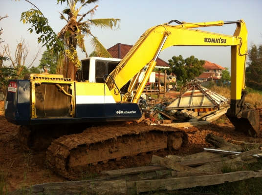 ขายรถแบคโฮ KOMATSU PC-200-5 เอกสารเล่มทะเบียน ไฟฟ้าเต็ม เอวแน้น จัดแน้นได้ ตัวเดิมจีบ ราคา 850000 ต่อรอง