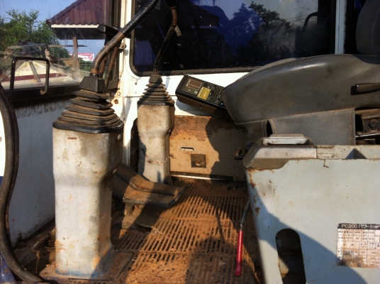 ขายรถแบคโฮ KOMATSU PC-200-5 เอกสารเล่มทะเบียน ไฟฟ้าเต็ม เอวแน้น จัดแน้นได้ ตัวเดิมจีบ ราคา 850000 ต่อรอง