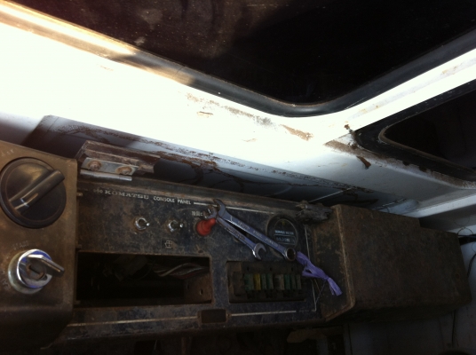 ขายรถแบคโฮ KOMATSU PC-200-5 เอกสารเล่มทะเบียน ไฟฟ้าเต็ม เอวแน้น จัดแน้นได้ ตัวเดิมจีบ ราคา 850000 ต่อรอง