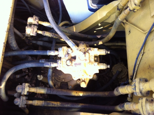 ขายรถแบคโฮ KOMATSU PC-200-5 เอกสารเล่มทะเบียน ไฟฟ้าเต็ม เอวแน้น จัดแน้นได้ ตัวเดิมจีบ ราคา 850000 ต่อรอง