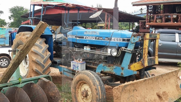ขายรถไถ แทรคเตอร์ ฟร์อด6610 เสื้อลาย สภาพพร้อมใช้งาน เอกสาร พร้อมผานหลัง และผานดันหน้า