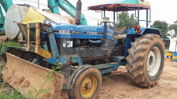 ขายรถไถ แทรคเตอร์ ฟร์อด6610 เสื้อลาย สภาพพร้อมใช้งาน เอกสาร พร้อมผานหลัง และผานดันหน้า