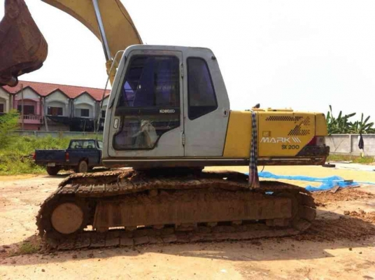 ***ขายแล้วครับขอบคุณ Truck2hand ขายแบคโฮ KOBELCO MARK3 SK200 เก๋งเทาแท้ เครื่องเดิมปั้มเดิม ไฟฟ้าครบ เครื่อง 6D31 6สูบ แน่นดี แรง ปั้มK3V ปั้มดีแรงดี ทำงานดี เร็ว บูมอาร์มสวยไม่ปะไม่ดาม ไม่มีร้าว บุ้งกี๋ดีไม่ผุ เอวแน่น ไม่มีแตก ช่วงล่าง80\% โซ่ดี แทร็กดีคร