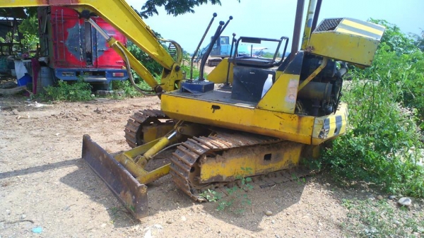 รถขุด KOMATSU PC15  มีใบดันหน้า ไฮดรอลิกแห้งดี ไม่มีน้ำมันเยิ้ม.