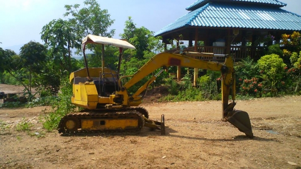 รถขุด KOMATSU PC15  มีใบดันหน้า ไฮดรอลิกแห้งดี ไม่มีน้ำมันเยิ้ม.